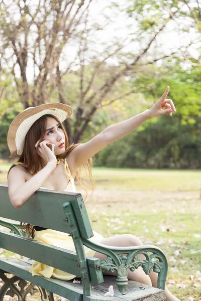 Hablando por teléfono y señalando al otro . —  Fotos de Stock