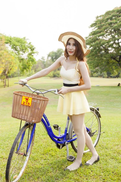 Mulher asiática e bicicleta — Fotografia de Stock