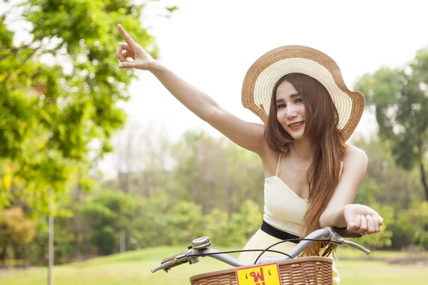 Frau entspannt sich in den Ferien im Park. — Stockfoto