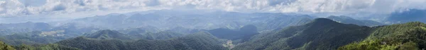 全景图山的森林与天空 — 图库照片