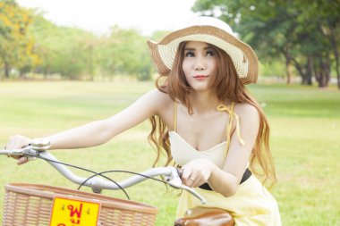 bir bisiklet üzerinde oturan Asyalı kadın