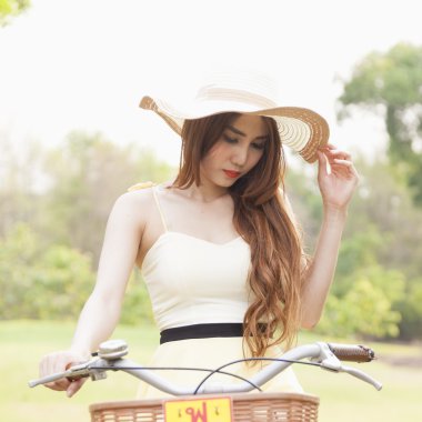 Bisiklet süren kadın