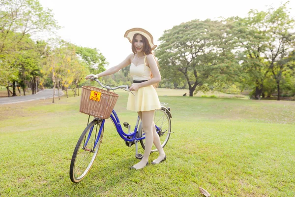 Asiatico donna e bicicletta — Foto Stock