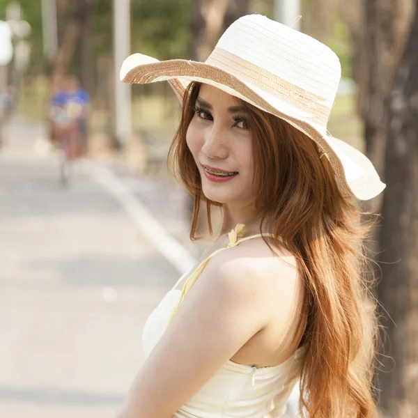 Portret Aziatische vrouw dragen hoed — Stockfoto