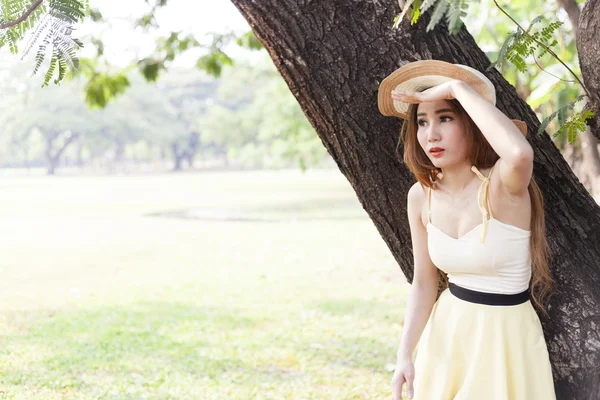 Retrato mulher asiática no parque . — Fotografia de Stock