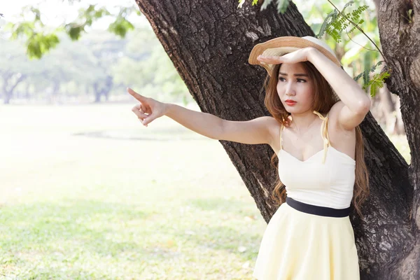 Portrait Asian woman in the park. — Stock Photo, Image