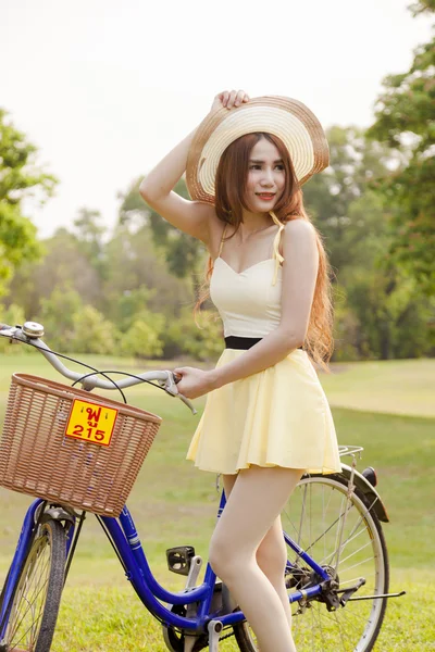 Asiatische Frau und Fahrrad — Stockfoto