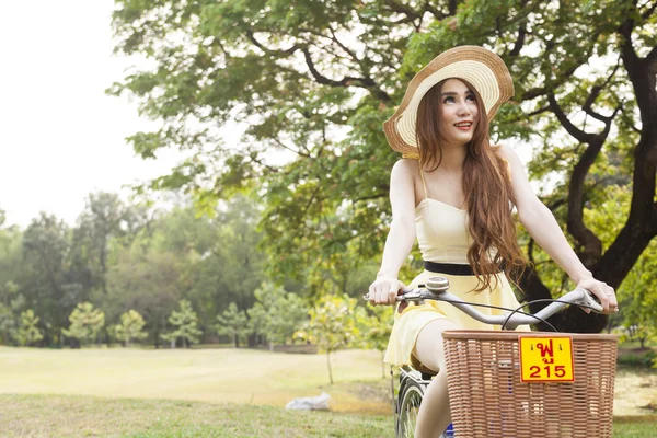 Vrouw rijden een fiets — Stockfoto