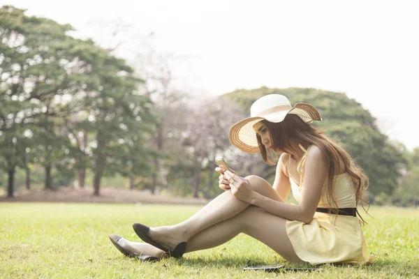 Mujer usando un teléfono —  Fotos de Stock