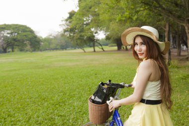 Bisiklet süren kadın