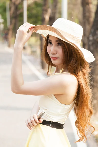 รูปภาพผู้หญิงเอเชียสวมหมวก — ภาพถ่ายสต็อก