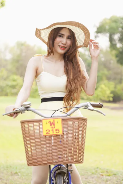 自転車に乗る女性は — ストック写真