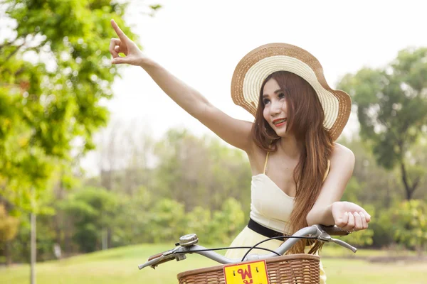 休日の間に公園でリラックスした女性. — ストック写真