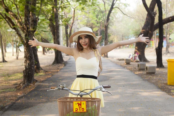 Mulher andando de bicicleta — Fotografia de Stock