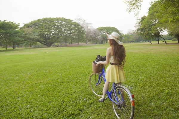 Kvinna rida en cykel — Stockfoto