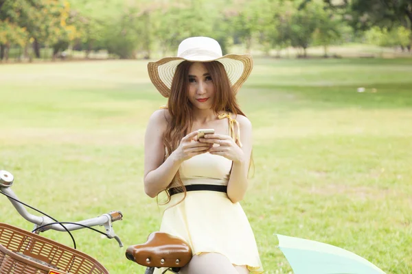 Vrouw spelen slimme telefoon. — Stockfoto