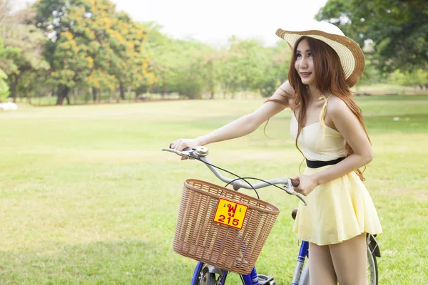 Mujer asas de bicicleta —  Fotos de Stock