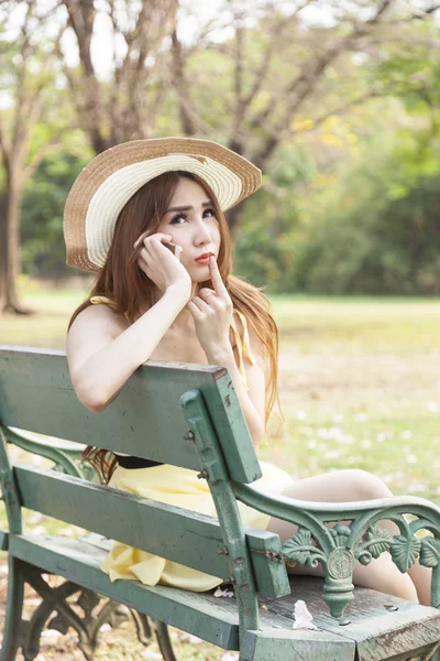 Femme parlant au téléphone — Photo