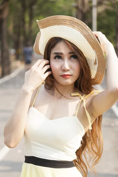 Porträtt asiatisk kvinna bär hatt — Stockfoto