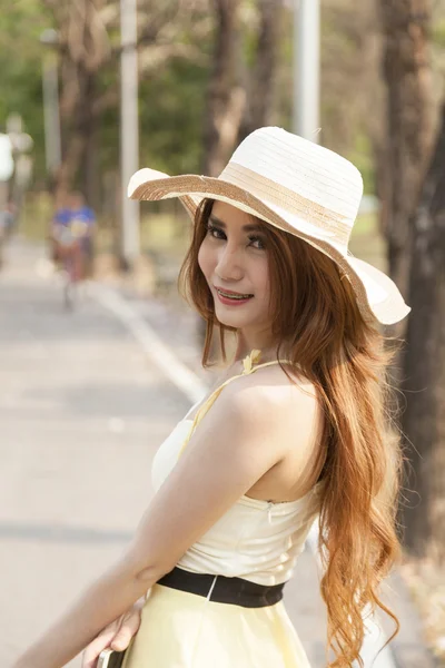 Portrait femme asiatique portant un chapeau — Photo