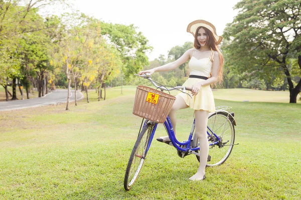 Mulher asiática montando uma bicicleta — Fotografia de Stock