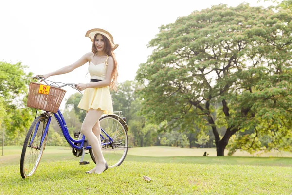Азиатская женщина и велосипед — стоковое фото