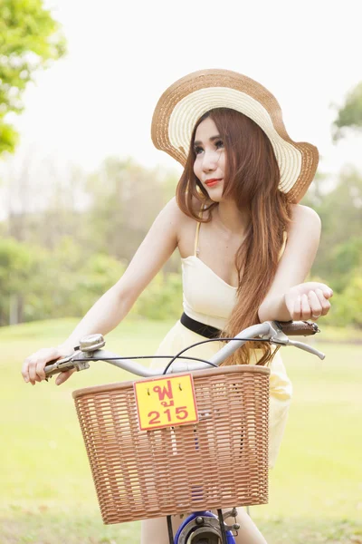 Mulher andando de bicicleta — Fotografia de Stock