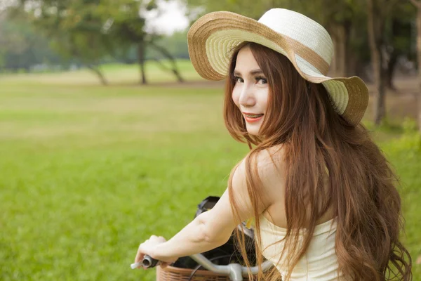 Mujer montando una bicicleta — Foto de Stock