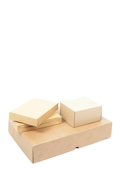 Pequeñas cajas de cartón marrón apiladas en la caja grande superior . — Foto de Stock