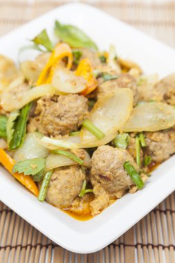 Kızarmış domuz köri