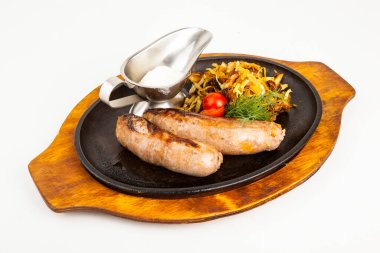 Tavada haşlanmış lahana ve sos ile bavyera sosisi.