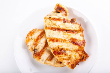 Pizza eklemek için tavada kızartılmış tavuk filetosu.