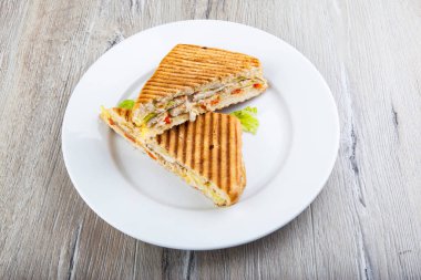 Kızarmış ekmek ve beyaz bir tabakta et.