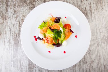 Somon salatası ve tatlı soslu sebze