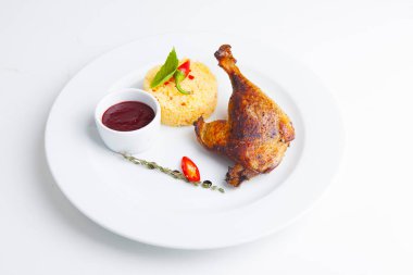 Pirinç ve kırmızı soslu ördek budu.