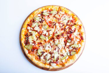 Beyaz tabakta İtalyan pizzası ve beyaz tabak