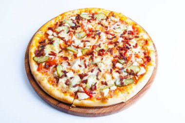 Beyaz tabakta İtalyan pizzası ve beyaz tabak