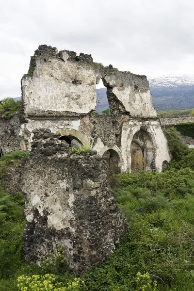 Ruins with Etna in the background — Stock Photo, Image