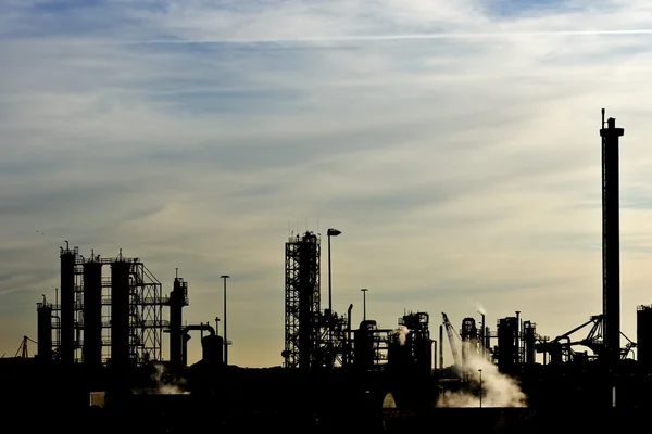 Silhouette di una fabbrica di acciaio — Foto Stock