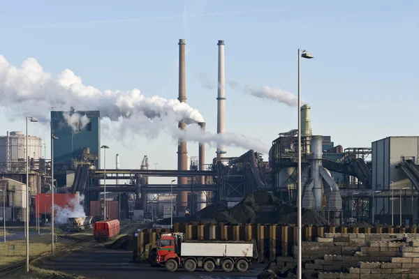 En arbetsdag i en stål fabrik — Stockfoto