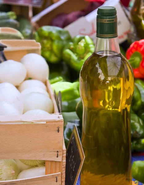 Aceite de oliva virgen extra y verduras crudas —  Fotos de Stock