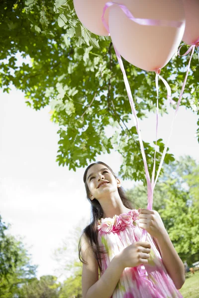 Liten flicka med rosa balllons — Stockfoto