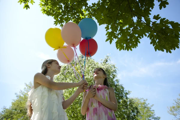 Balonlar ile iki kız arkadaşım — Stok fotoğraf