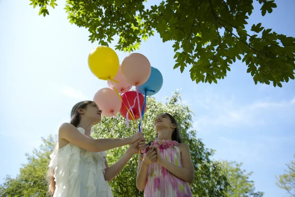 Två flickvänner med ballonger — Stockfoto