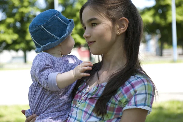 Girl with her little sister — Stock Photo, Image