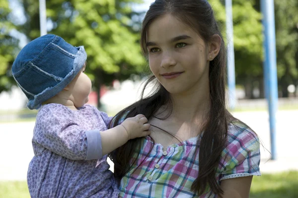 Girl with her little sister — Stock Photo, Image