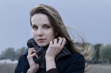 rüzgarlı bir gün sahilde