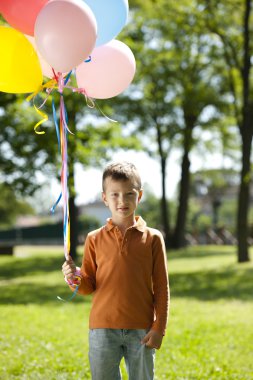 küçük çocuk holding balonlar