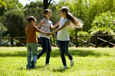 çocuklar halka etrafında pembe oyun