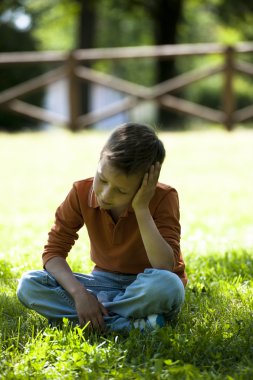 açık havada oturup endişeli hüzünlü çocuk